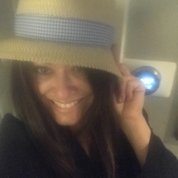 Meet your Posher, Me! - Picture 1 of 2